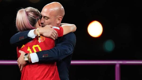 世界杯:西班牙主帅路易斯·鲁比亚莱斯因在庆祝胜利时主动亲吻而辞职
