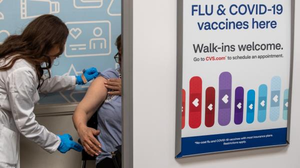Covid, RSV和流感疫苗现在可用-以下是如何决定是否将它们放在一起
