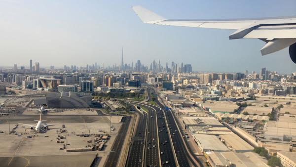飞往迪拜的航班因罕见的洪水和风暴而改变航线