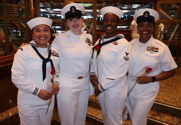 嘉年华邮轮公司在首届舰队周期间庆祝女兵