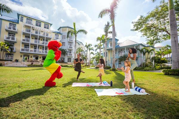 海滩度假村推出新的芝麻街儿童瑜伽课程